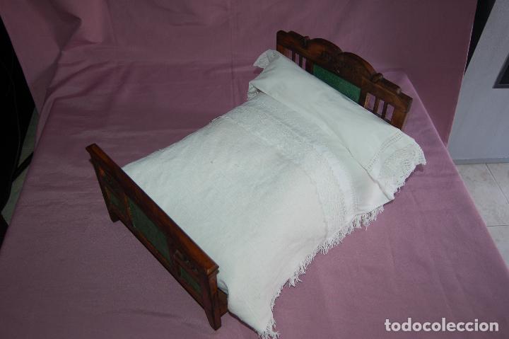 Vestidos mu&ntilde;eca espa&ntilde;ola cl&aacute;sica: cama de madera antigua de mu&ntilde;eca - Foto 9