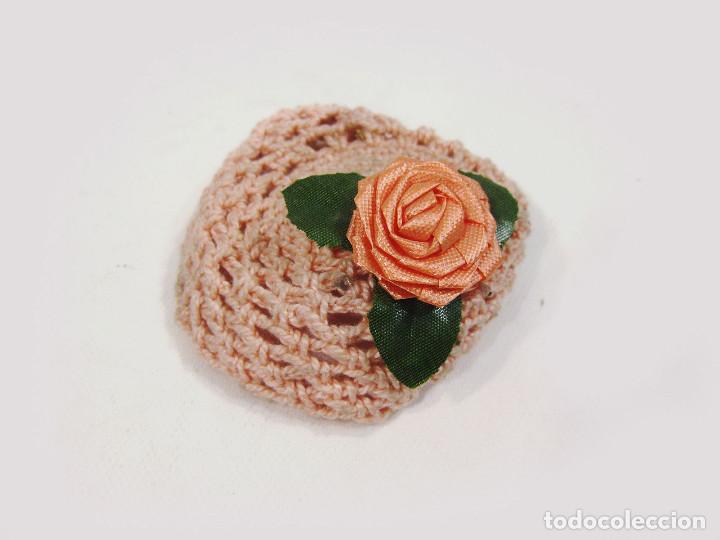 Vestidos mu&ntilde;eca espa&ntilde;ola cl&aacute;sica: Gorro de mu&ntilde;eca con una rosa. - Foto 1