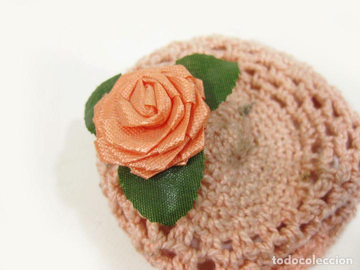 Vestidos mu&ntilde;eca espa&ntilde;ola cl&aacute;sica: Gorro de mu&ntilde;eca con una rosa. - Foto 2