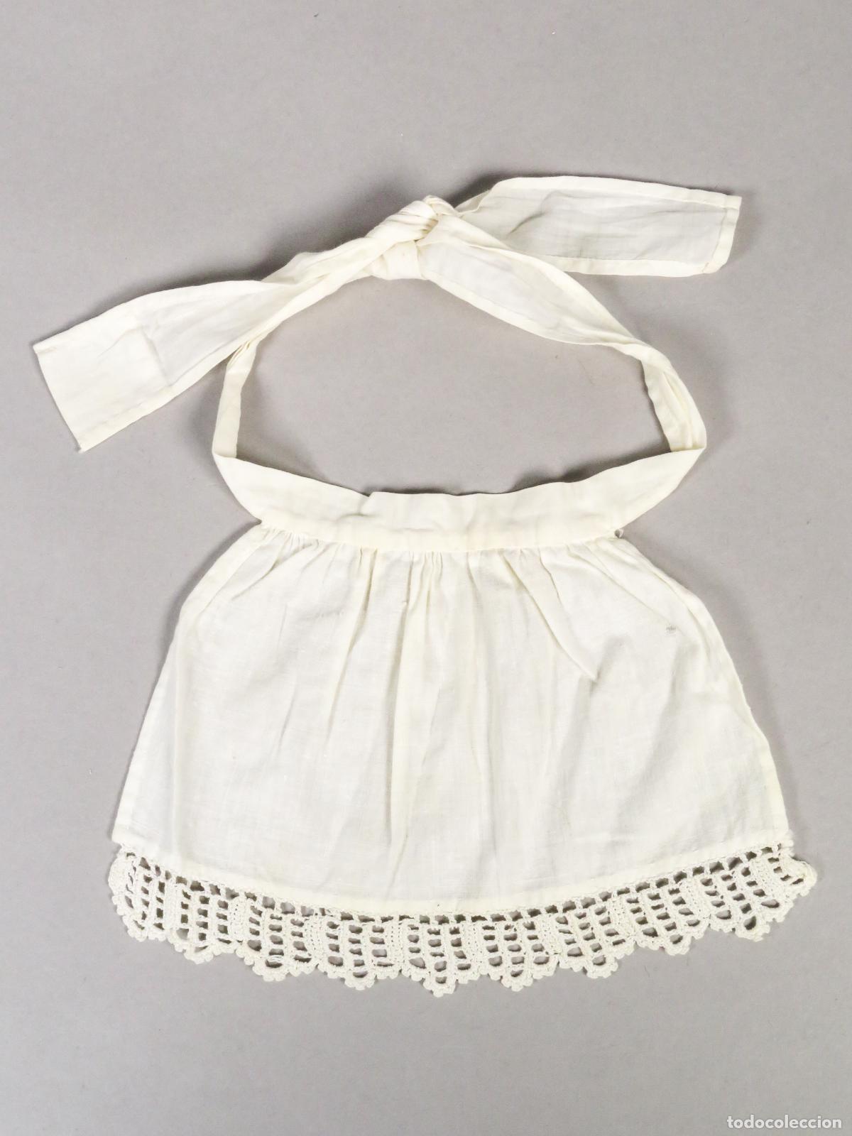 Vestidos Mu&ntilde;eca Espa&ntilde;ola Cl&aacute;sica: Delantal blanco para mu&ntilde;eca Mariquita P&eacute;rez Gisela Cayetana con remate ganchillo a&ntilde;os 40 - 50