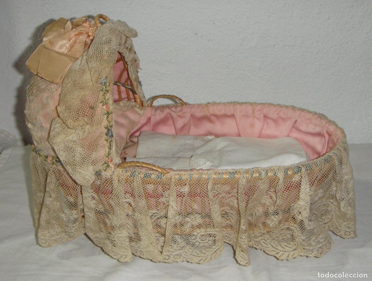V&ecirc;tements Poup&eacute;e Espagnole Classique: Cuna para mu&ntilde;ecas con encajes Chantilly &middot; Armaz&oacute;n de Mimbre &middot; ca. 1900&ndash;1930