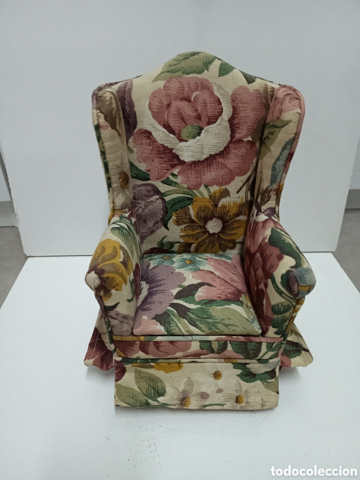 V&ecirc;tements Poup&eacute;e Espagnole Classique: SILL&Oacute;N OREJERO PARA MU&Ntilde;ECAS - EL FONDO SE ABRE PARA GUARDAR COSAS - 30x27x15cm