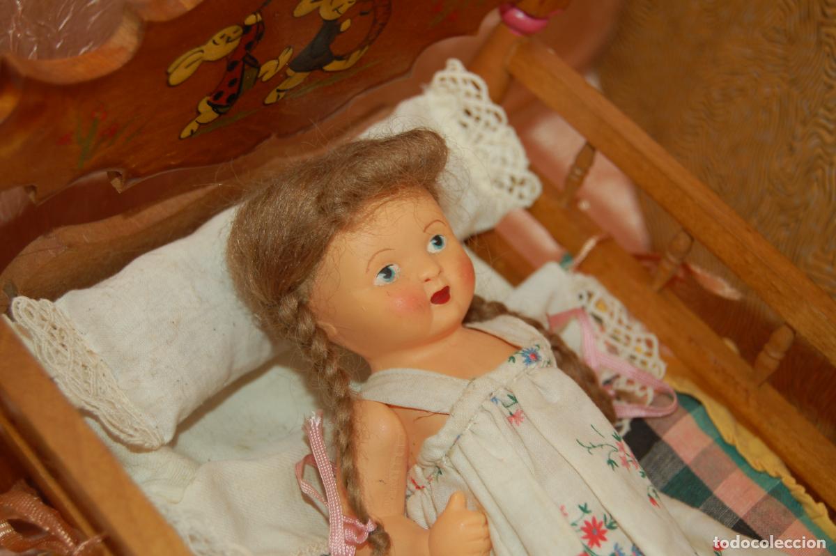 Vestidos mu&ntilde;eca espa&ntilde;ola cl&aacute;sica: cuna de madera y mu&ntilde;eca de celuloide en caja - Foto 3