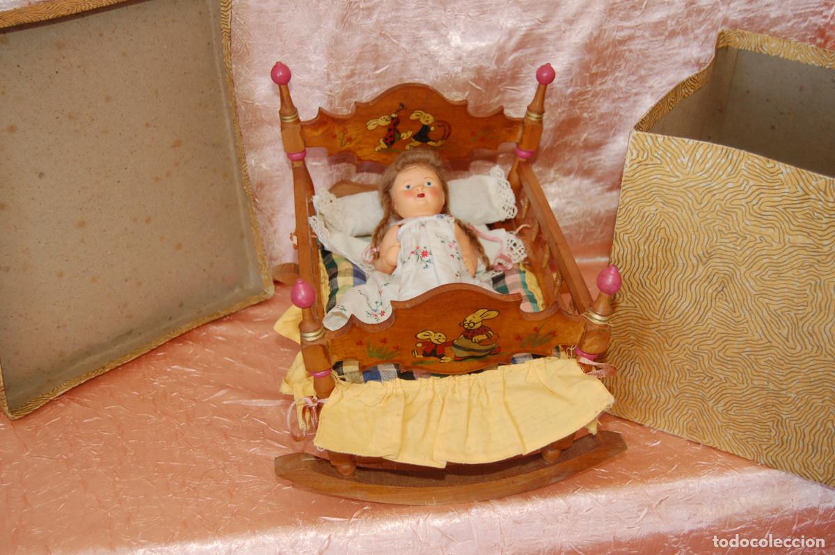 Vestidos mu&ntilde;eca espa&ntilde;ola cl&aacute;sica: cuna de madera y mu&ntilde;eca de celuloide en caja - Foto 5
