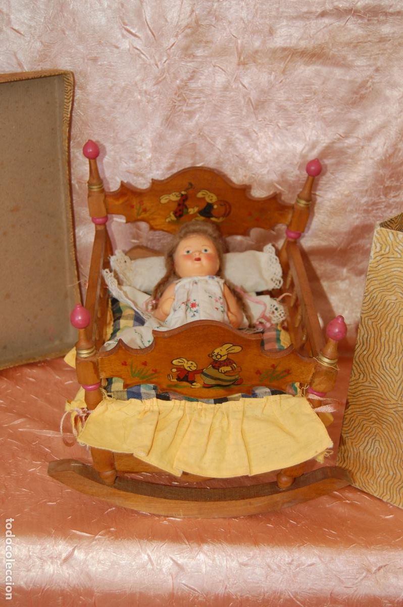 Vestidos mu&ntilde;eca espa&ntilde;ola cl&aacute;sica: cuna de madera y mu&ntilde;eca de celuloide en caja - Foto 1