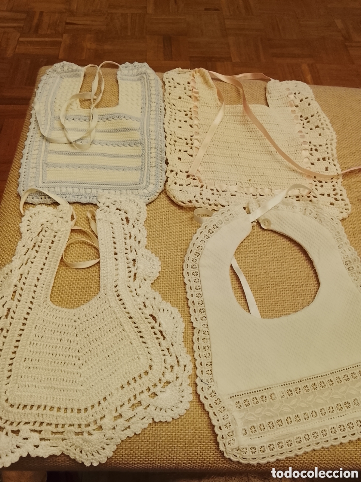 Vestidos mu&ntilde;eca espa&ntilde;ola cl&aacute;sica: Lote de 4 baberos de artesan&iacute;a a&ntilde;os 50 .Ideales para mu&ntilde;ecos