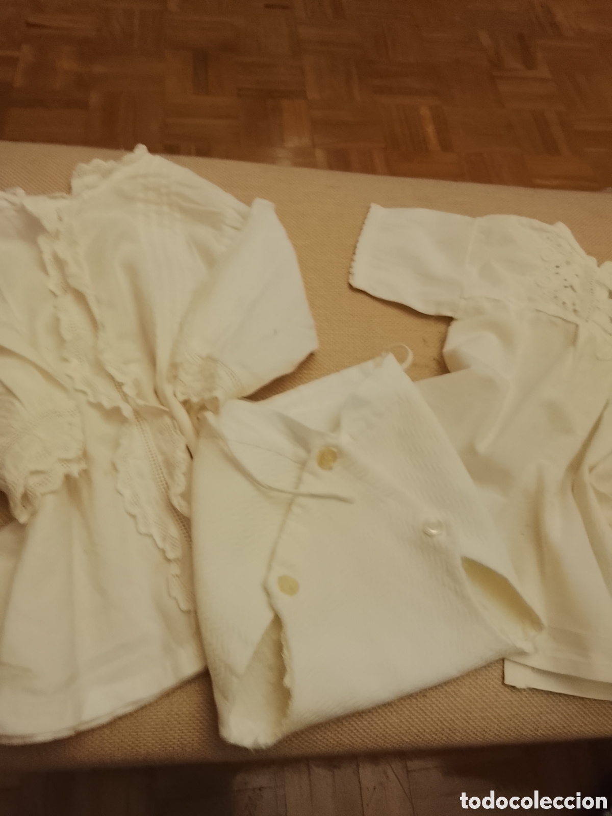 Vestidos mu&ntilde;eca espa&ntilde;ola cl&aacute;sica: Lote de pa&ntilde;al pico y Dos camisolas ,con bordados y encaje ,de mu&ntilde;eco de los a&ntilde;os 40