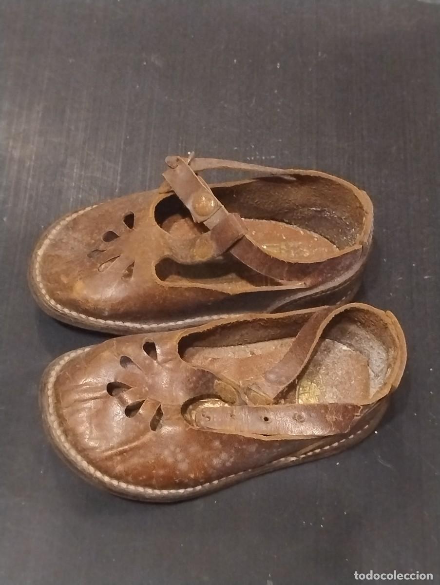 Vestidos mu&ntilde;eca espa&ntilde;ola cl&aacute;sica: Zapatos tipo sandalia cerrada, para mu&ntilde;eca antigua, cuero o similar. Suela de 11 x 5 cm
