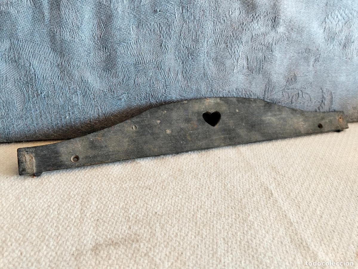 Vestidos mu&ntilde;eca espa&ntilde;ola cl&aacute;sica: Pieza de madera tallada con coraz&oacute;n parte de juguete antiguo camita cuna repuestos de los a&ntilde;os 50-60