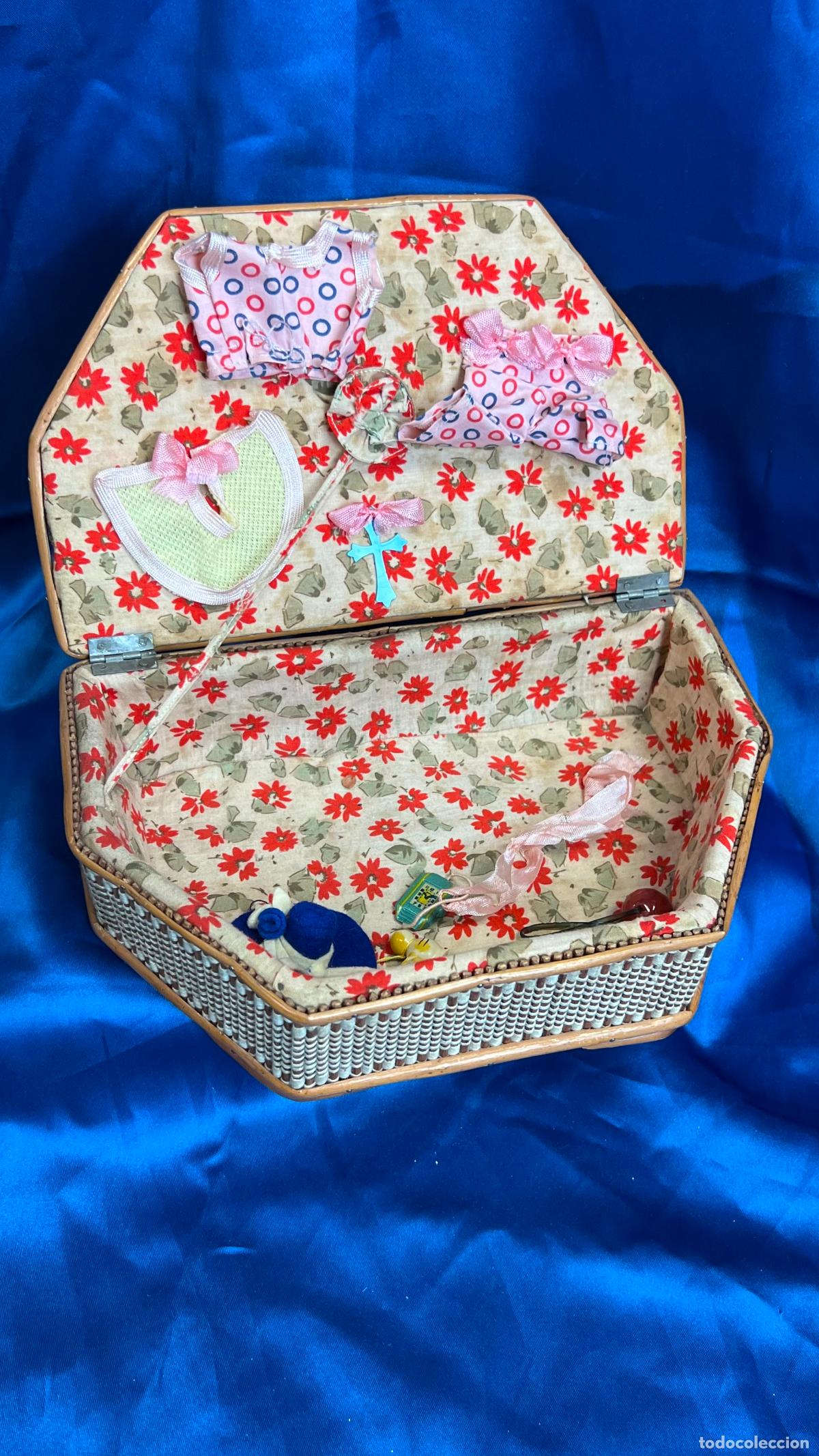 Vestidos mu&ntilde;eca espa&ntilde;ola cl&aacute;sica: ANTIGUA CAJA COSTURERO INFANTIL CON ROPA DE MU&Ntilde;ECAS