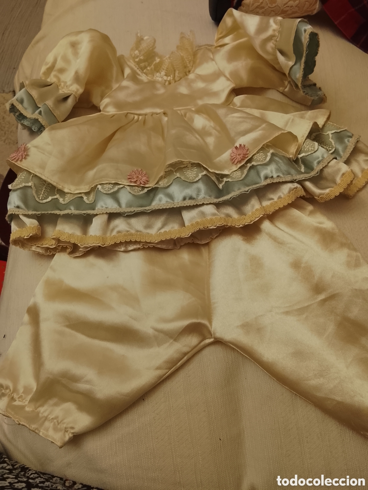 Vestidos mu&ntilde;eca espa&ntilde;ola cl&aacute;sica: conjunto de blus&oacute;n y pololo de raso ,de mu&ntilde;eca de ,Ram&oacute;n Ingles ,de unos 45 cent&iacute;metros .