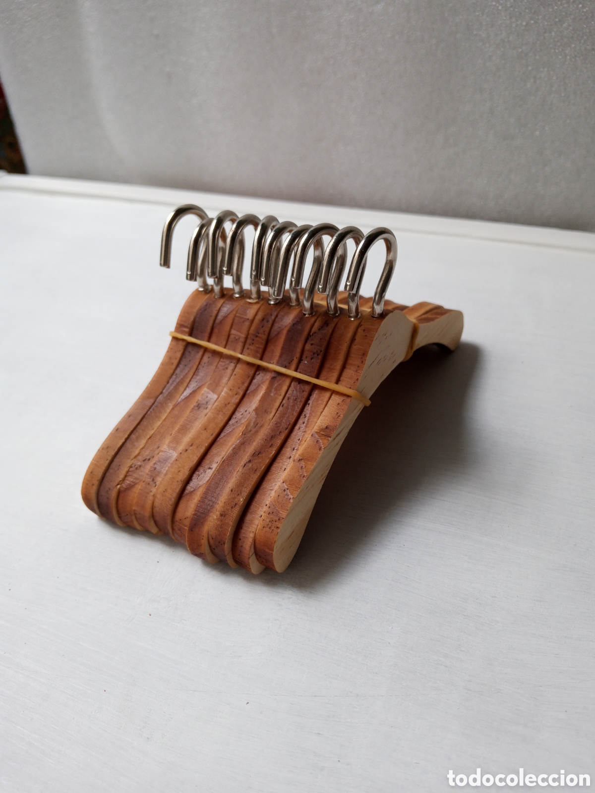 Vestidos mu&ntilde;eca espa&ntilde;ola cl&aacute;sica: Perchas de madera para mu&ntilde;ecaa - Foto 2