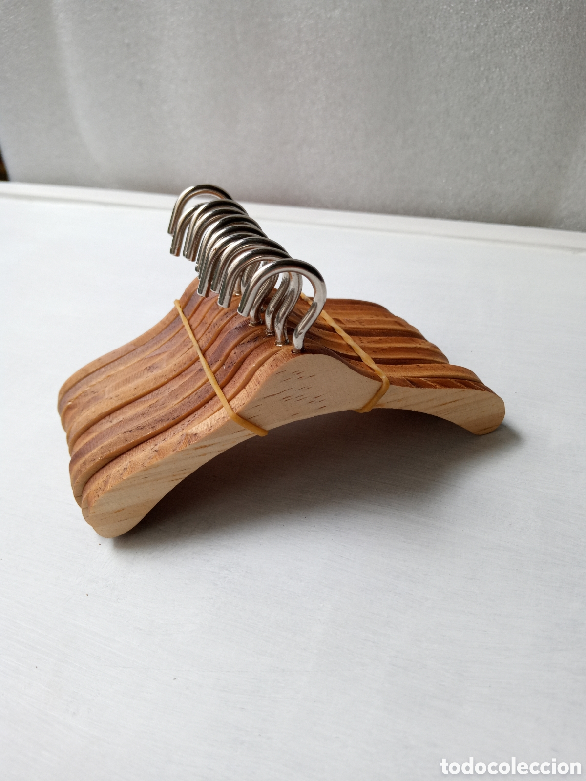 Vestidos mu&ntilde;eca espa&ntilde;ola cl&aacute;sica: Perchas de madera para mu&ntilde;ecaa