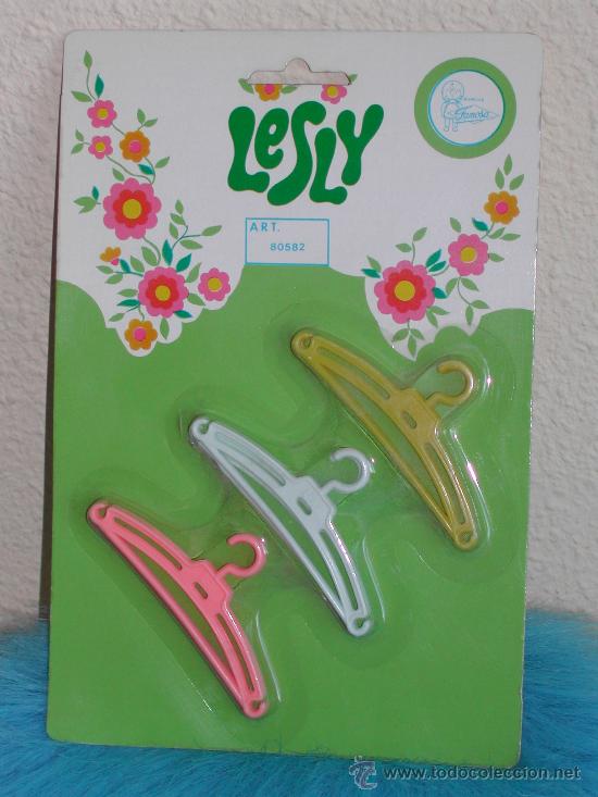 Vestidos mu&ntilde;ecas espa&ntilde;olas: LESLY - Blister de perchas. - Foto 1