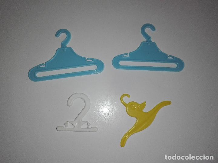 Vestidos mu&ntilde;ecas espa&ntilde;olas: Lote perchas de mu&ntilde;eca cpa - Foto 2