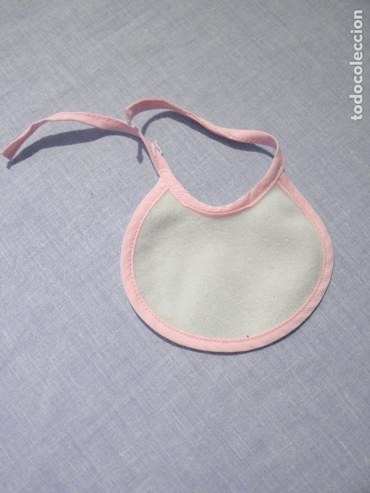 Vestidos mu&ntilde;ecas espa&ntilde;olas: Babero blanco y rosa para mu&ntilde;ecas - Foto 1