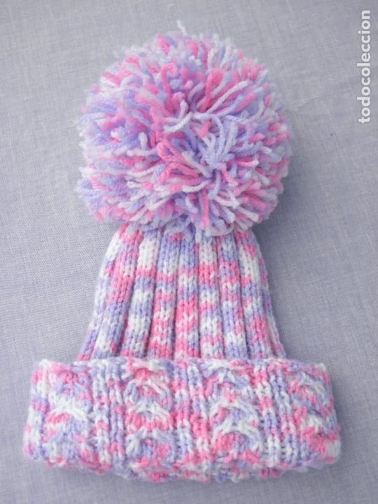 Vestidos mu&ntilde;ecas espa&ntilde;olas: Gorro de punto multicolor con pomp&oacute;n, sin uso - Foto 1
