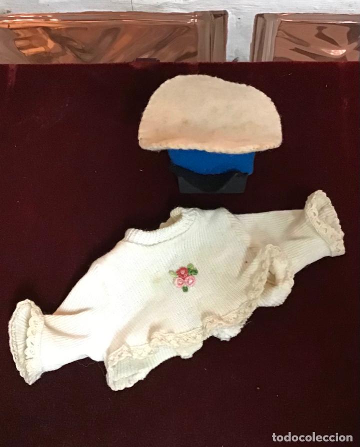 Vestidos muñecas españolas: CAMISETA Y GORRO DE BABY MOCOSETE, AÑO 70