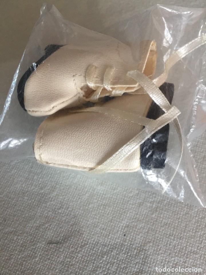 Vestidos mu&ntilde;ecas espa&ntilde;olas: BOTAS BLANCAS CON CORDONES - Foto 2