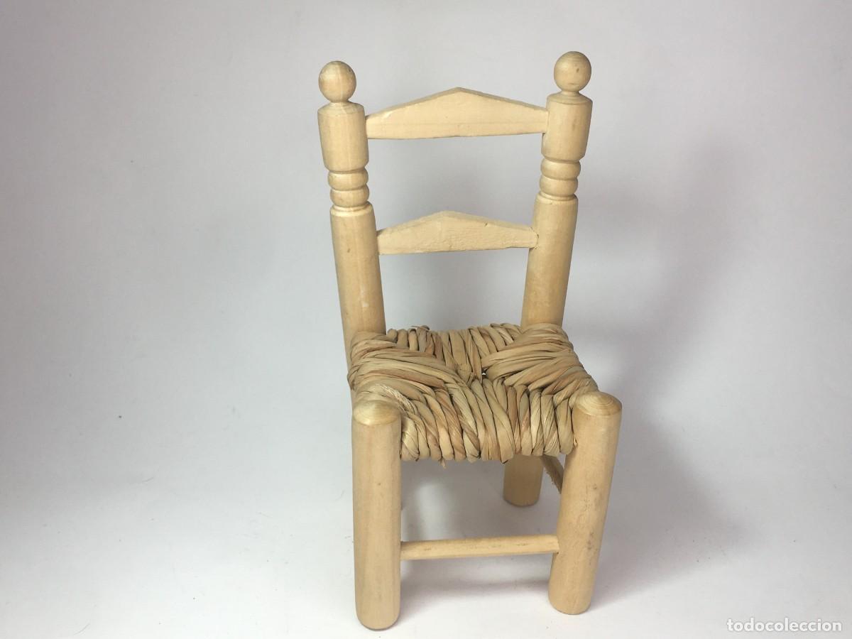 Vestidos mu&ntilde;ecas espa&ntilde;olas: SILLA PARA MU&Ntilde;ECAS DE MADERA Y ENEA - Foto 1