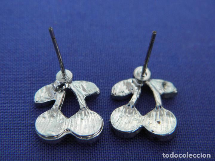Vestidos mu&ntilde;ecas espa&ntilde;olas: Pendientes en forma de cerezas moradas para mu&ntilde;ecas - Foto 2