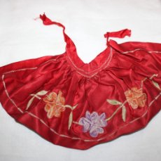 Vestidos Muñecas Españolas: DELANTAL REGIONALE COLOR ROJO CON BORDADO PARA MUÑECAS DE NAZARÉ