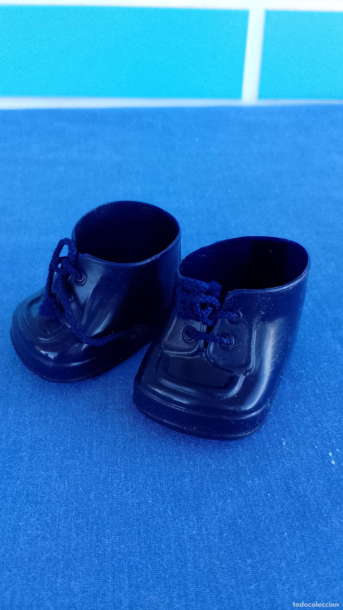 Vestidos muñecas españolas: Antiguos zapatos botas azules originales de muñeco Baby Mocosete de Toyse