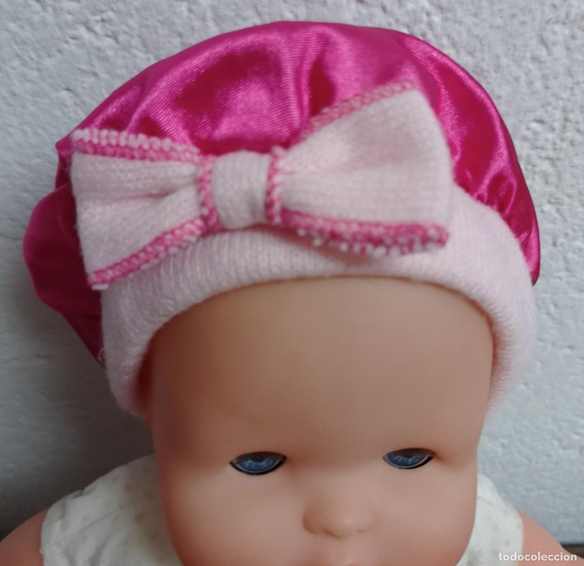 Vestidos mu&ntilde;ecas espa&ntilde;olas: GORRO PARA MU&Ntilde;ECA, ROSA CON LAZO. - Foto 1