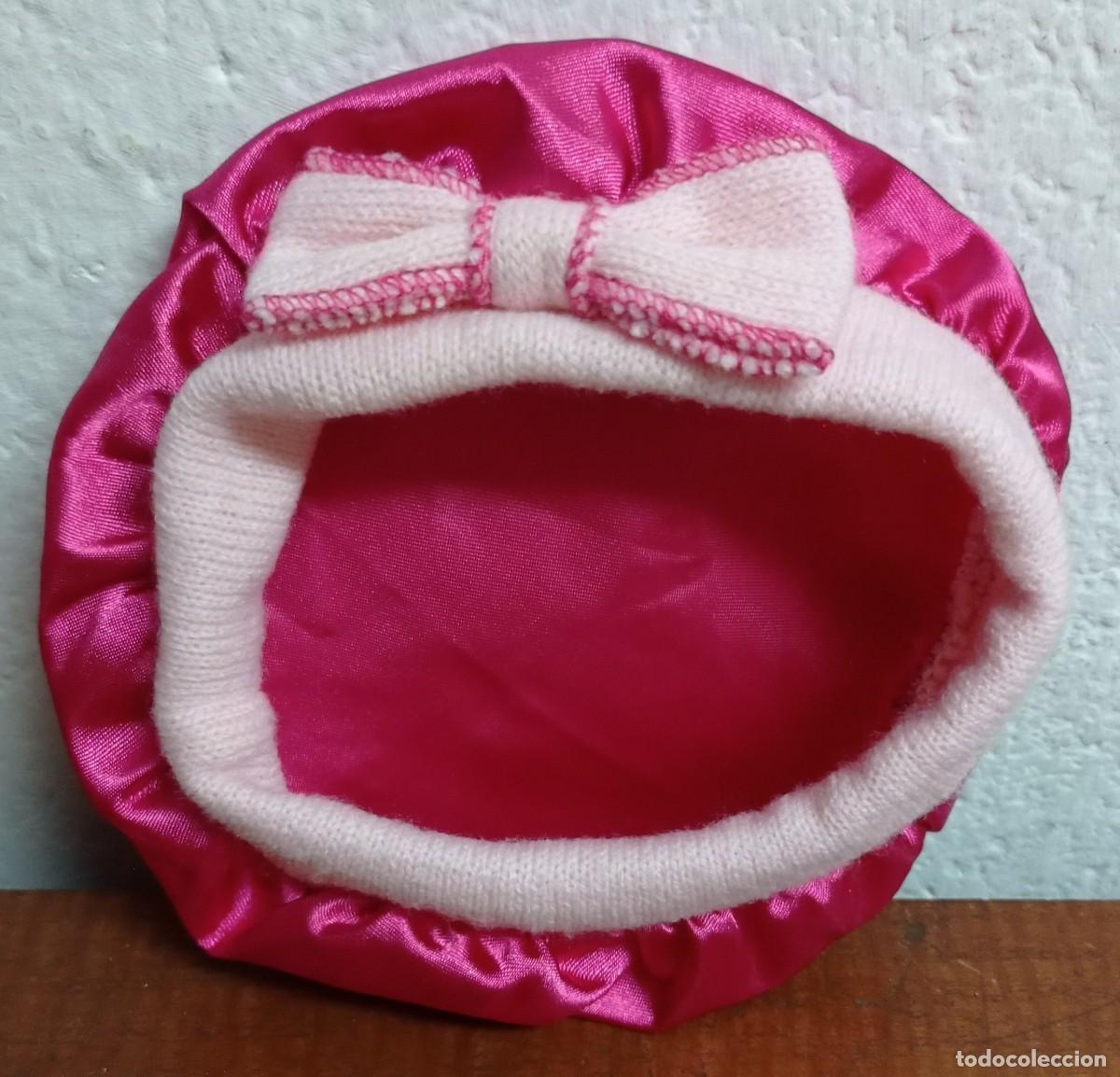 Vestidos mu&ntilde;ecas espa&ntilde;olas: GORRO PARA MU&Ntilde;ECA, ROSA CON LAZO. - Foto 2