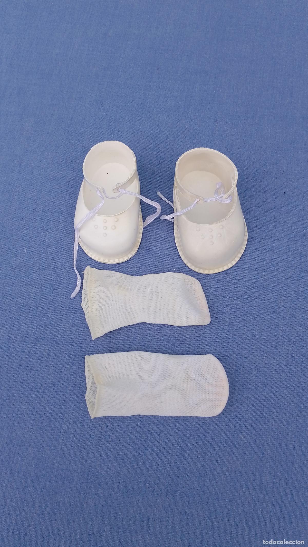 Vestidos Mu&ntilde;ecas Espa&ntilde;olas: Antiguos zapatos blancos de goma y calcetines originales de mu&ntilde;ecas Novo Gama