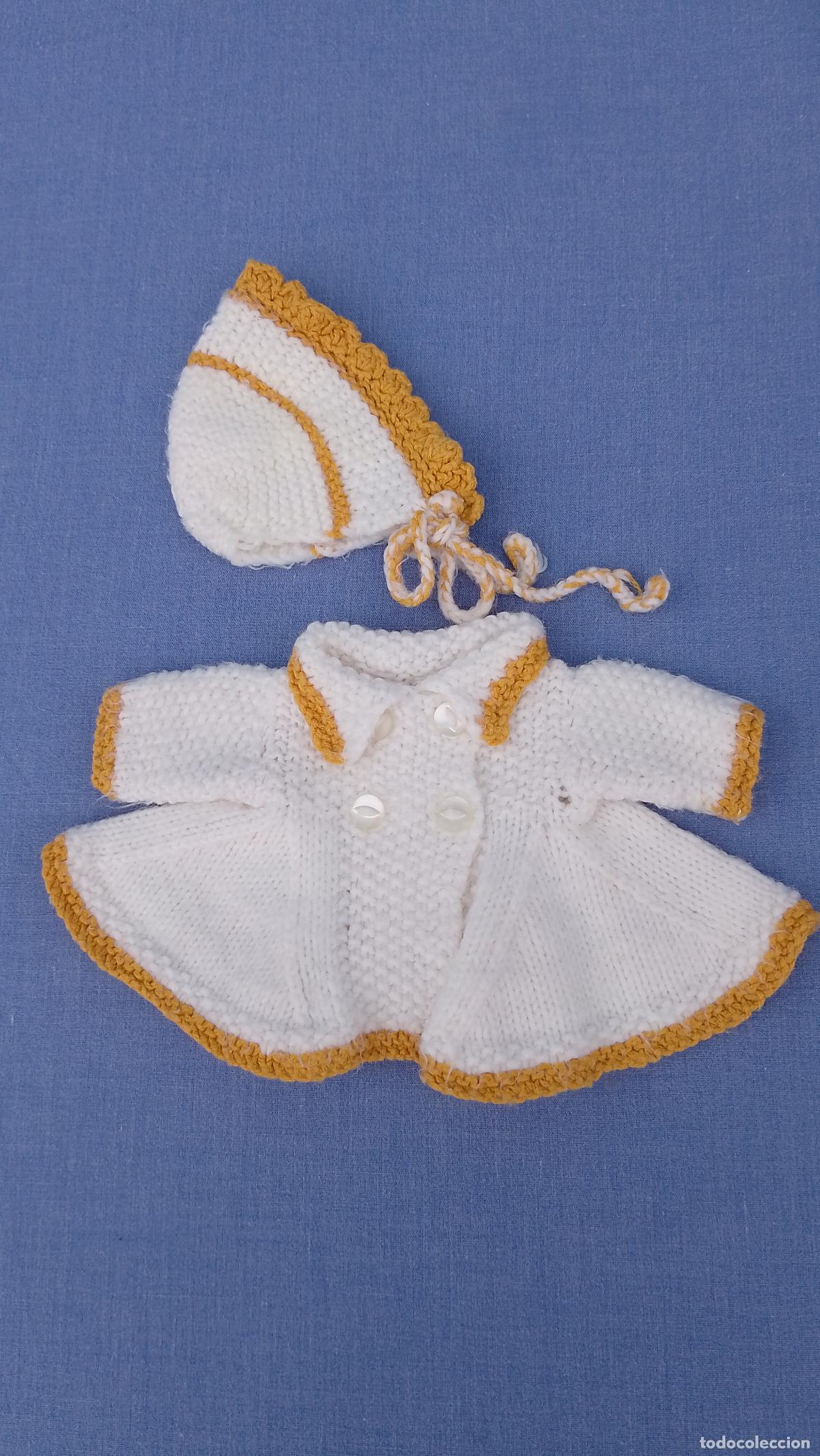 Vestidos Mu&ntilde;ecas Espa&ntilde;olas: Antiguo conjunto de vestido y gorro de punto blanco para mu&ntilde;ecas