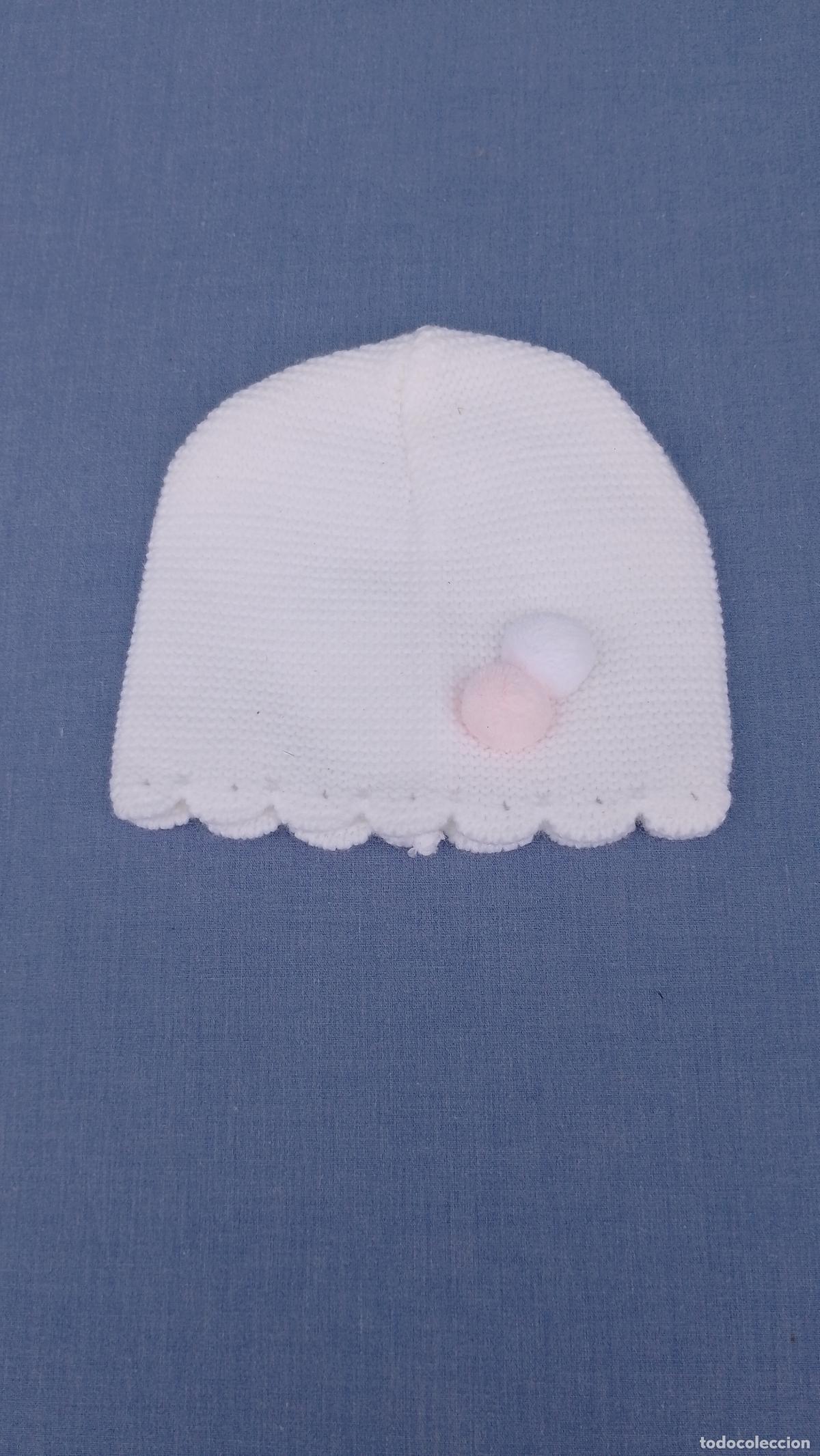 Vestidos Mu&ntilde;ecas Espa&ntilde;olas: Antiguo gorro de punto blanco con pompones para mu&ntilde;eca beb&eacute; o reborn