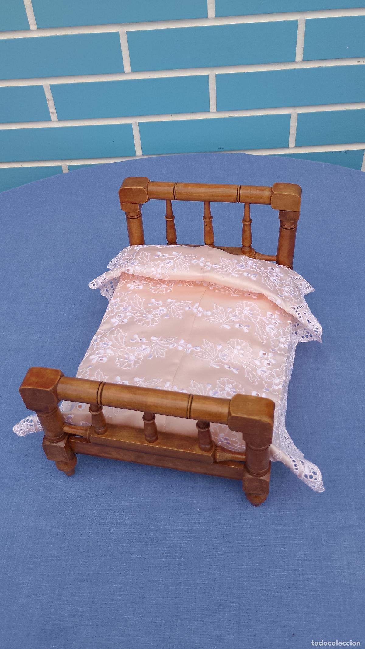 Vestidos Mu&ntilde;ecas Espa&ntilde;olas: Antigua cama de madera para mu&ntilde;ecas, v&aacute;lida para Mariquita P&eacute;rez peque&ntilde;a