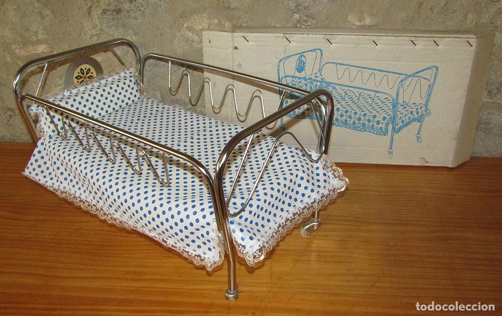 Vestidos Mu&ntilde;ecas Espa&ntilde;olas: ANTIGUA CUNA DE METAL PARA MU&Ntilde;ECO DE 40cm APROX. - DENIA - NUEVA Y EN SU CAJA