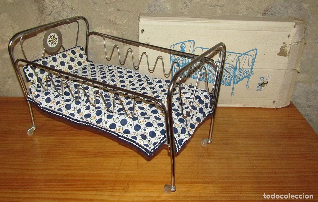Vestidos Mu&ntilde;ecas Espa&ntilde;olas: ANTIGUA CUNA DE METAL PARA MU&Ntilde;ECO DE 45/50cm APROX. - DENIA - NUEVA Y EN SU CAJA