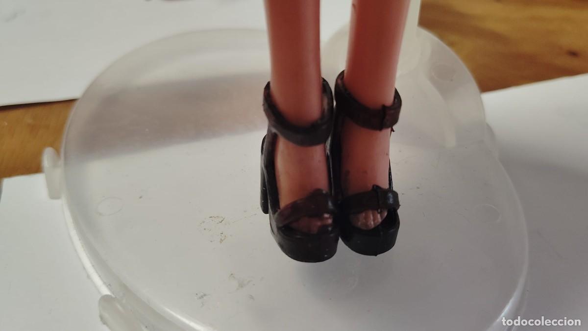Vestidos Mu&ntilde;ecas Espa&ntilde;olas: Elegantes sandalias para Mu&ntilde;eca Tressy Maniqu&iacute;. disponible en marr&oacute;n y lila