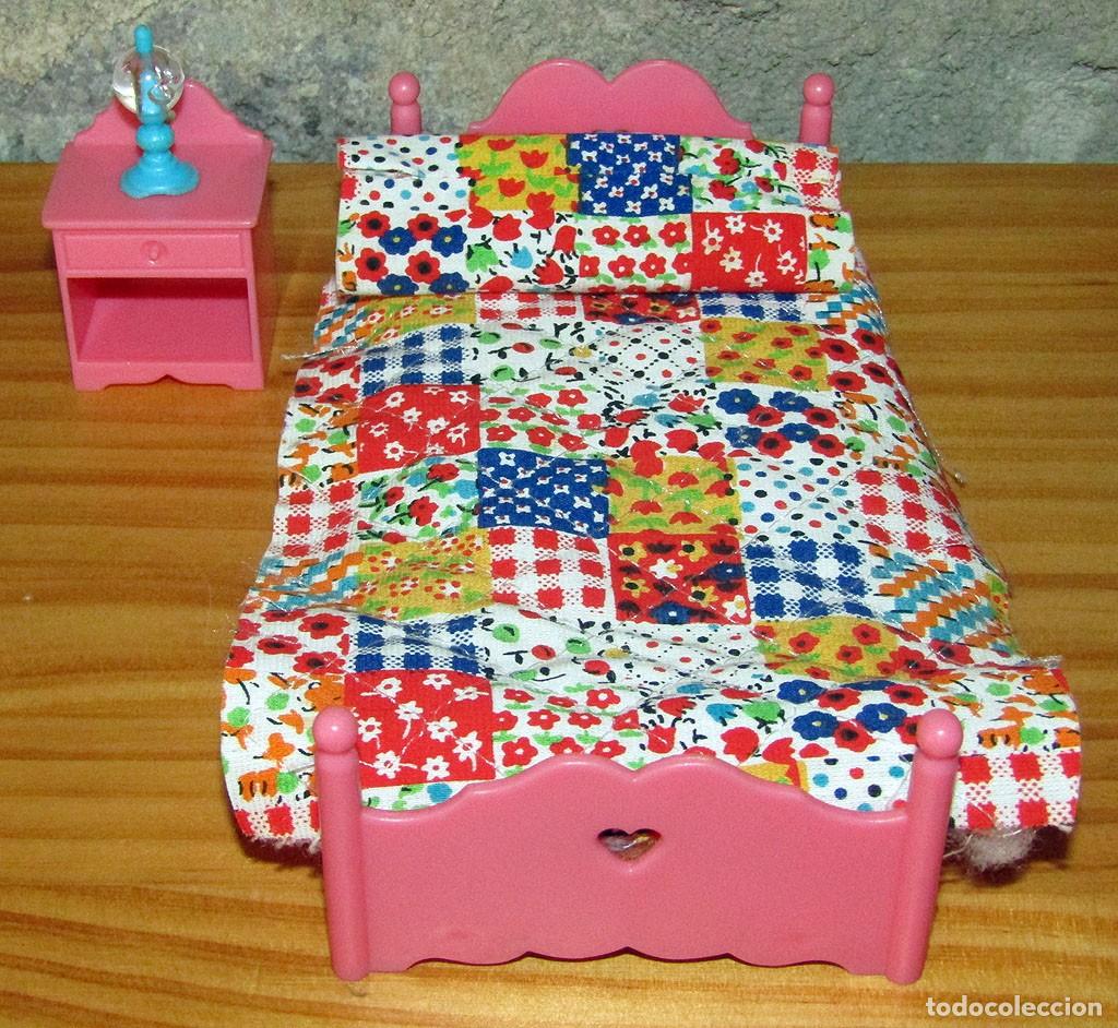 Vestidos Mu&ntilde;ecas Espa&ntilde;olas: ANTIGUA HABITACI&Oacute;N DE LAURA DE LAS MONTA&Ntilde;AS, DE TOYSE: CAMA, MESILLA DE NOCHE Y L&Aacute;MPARA
