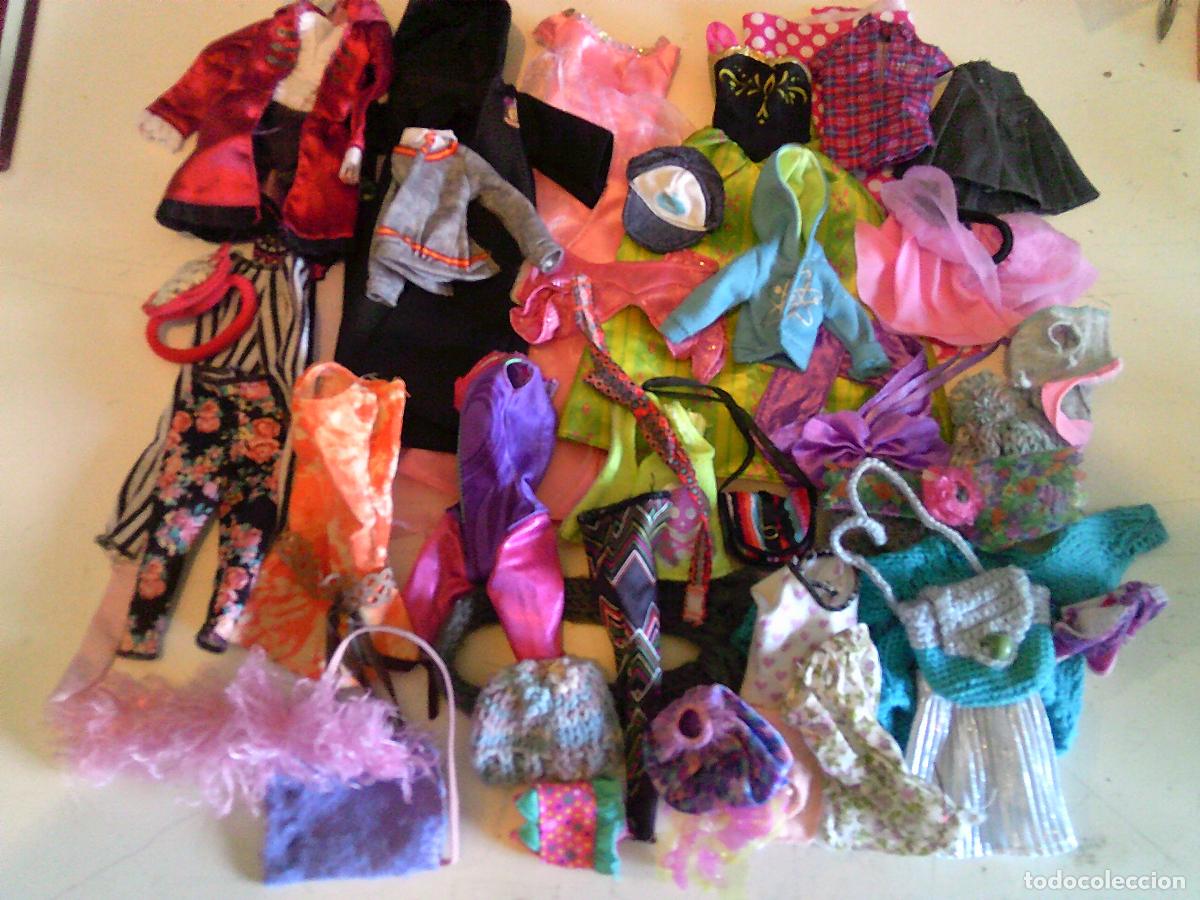 Vestidos mu&ntilde;ecas espa&ntilde;olas: Lote objetos mu&ntilde;eca Barbi ropa - Foto 1