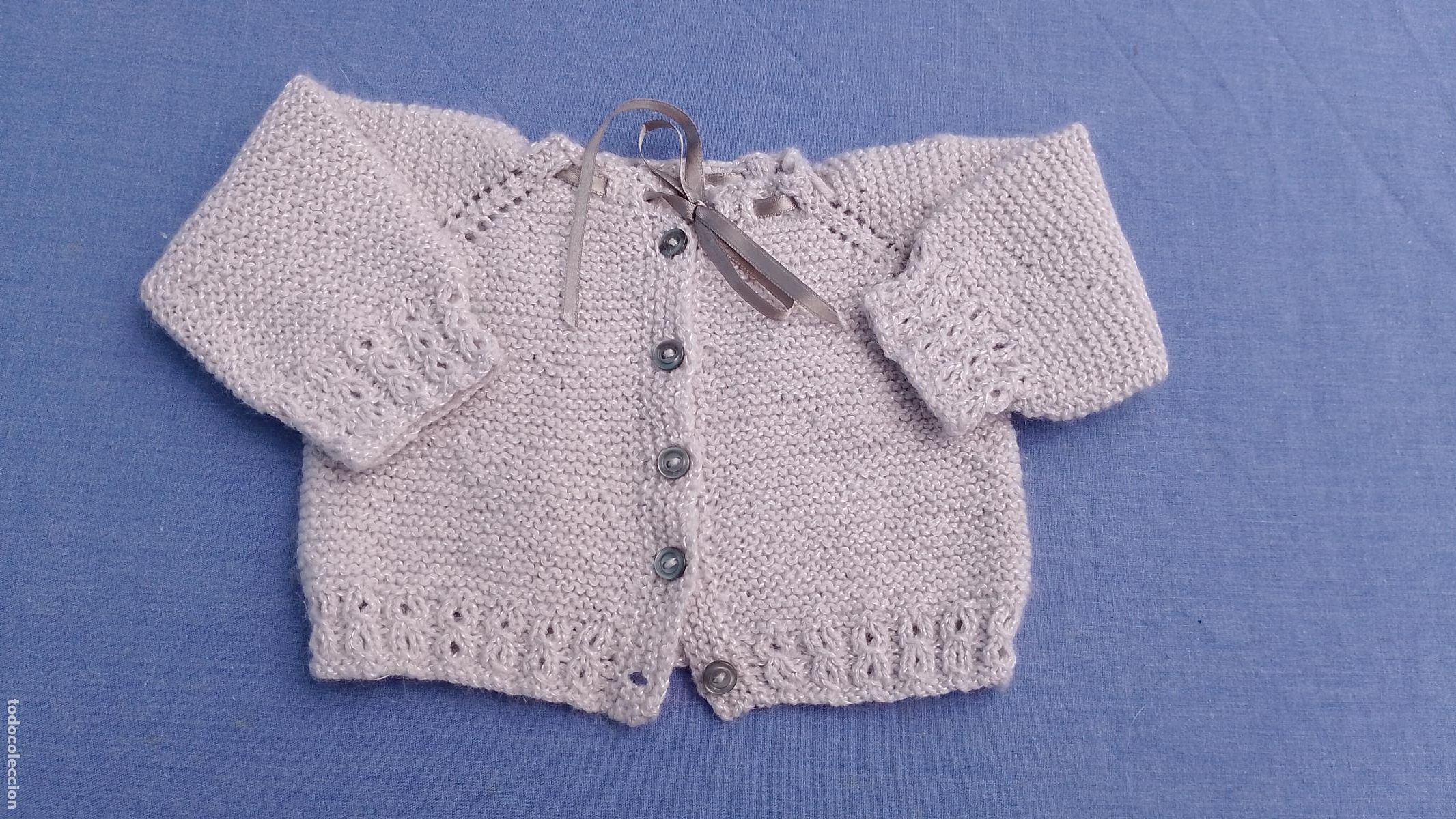 Vestidos mu&ntilde;ecas espa&ntilde;olas: Chaqueta de punto gris con brillos para mu&ntilde;ecas