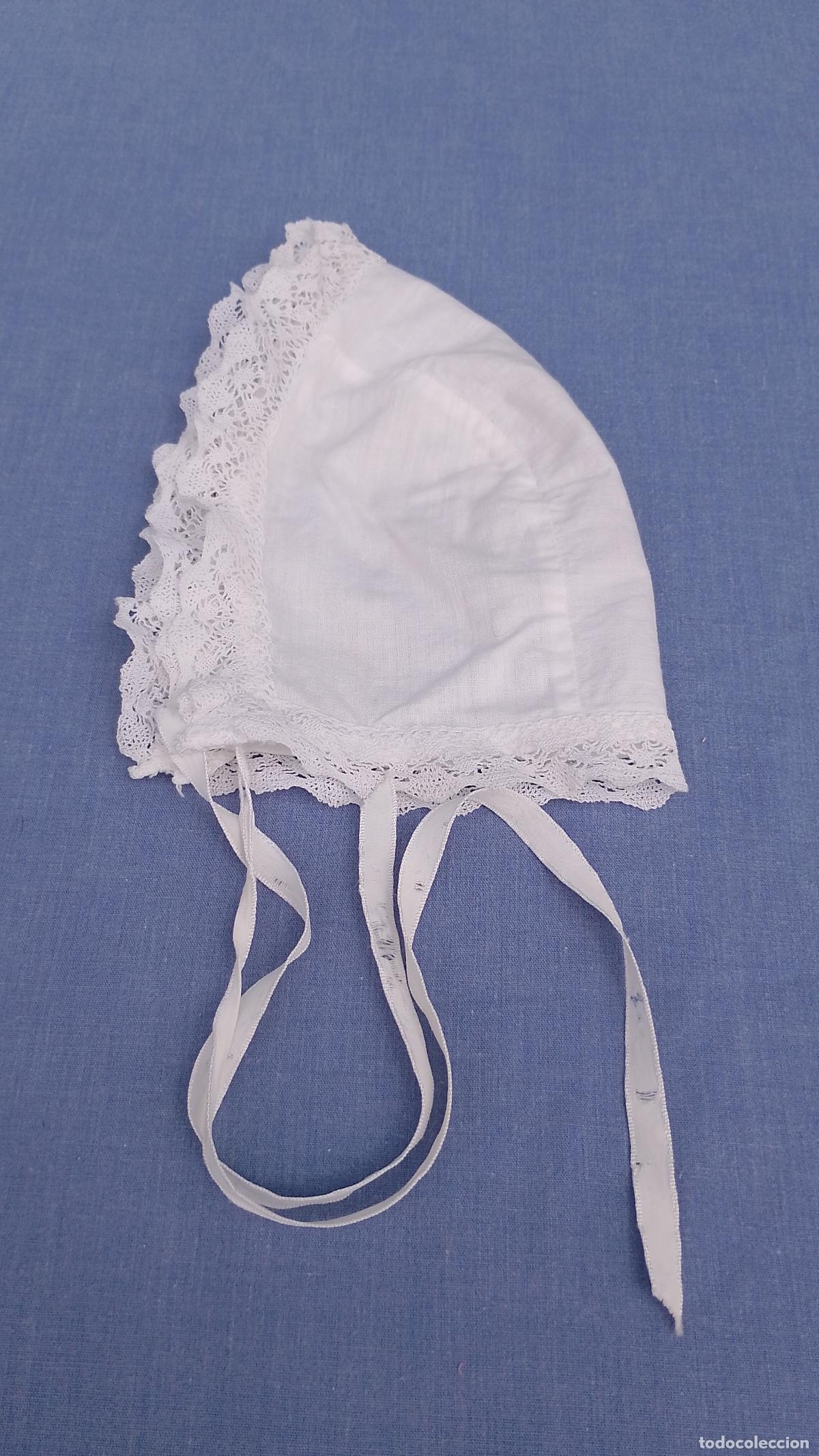 Vestidos mu&ntilde;ecas espa&ntilde;olas: Antiguo gorro de capota blanco con puntilla para mu&ntilde;ecas beb&eacute;