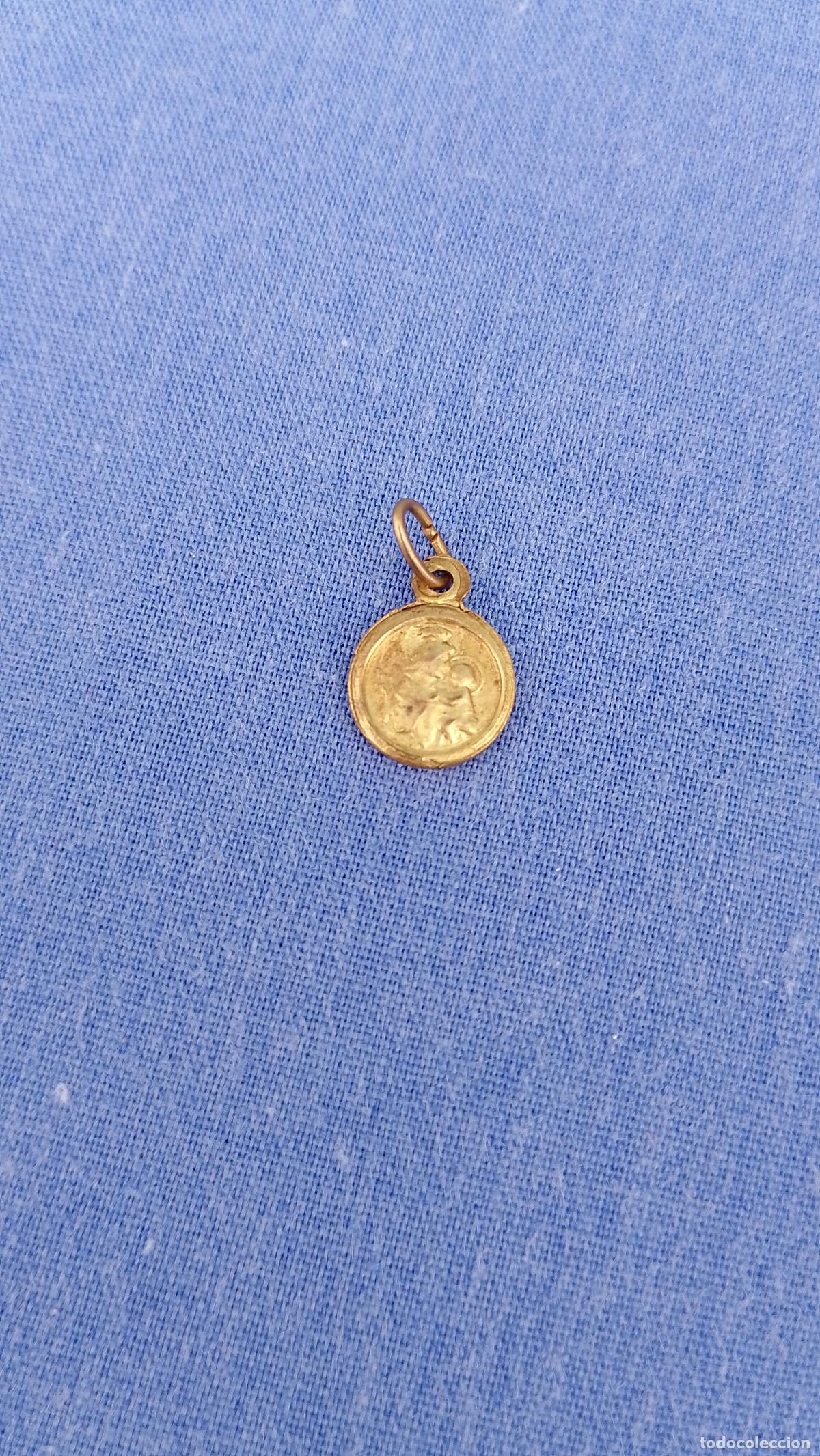 Vestidos mu&ntilde;ecas espa&ntilde;olas: Antigua medalla medallita religiosa en miniatura para mu&ntilde;ecas