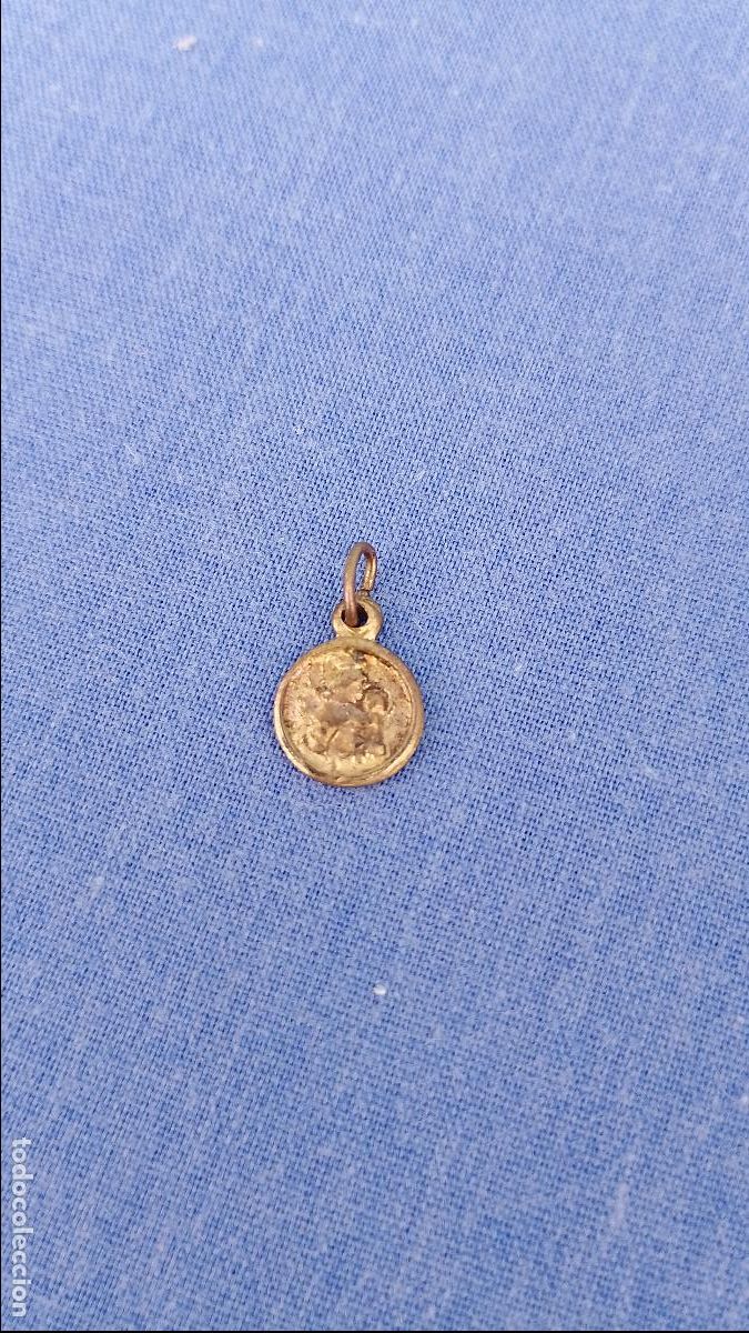Vestidos mu&ntilde;ecas espa&ntilde;olas: Antigua medalla medallita religiosa en miniatura para mu&ntilde;ecas