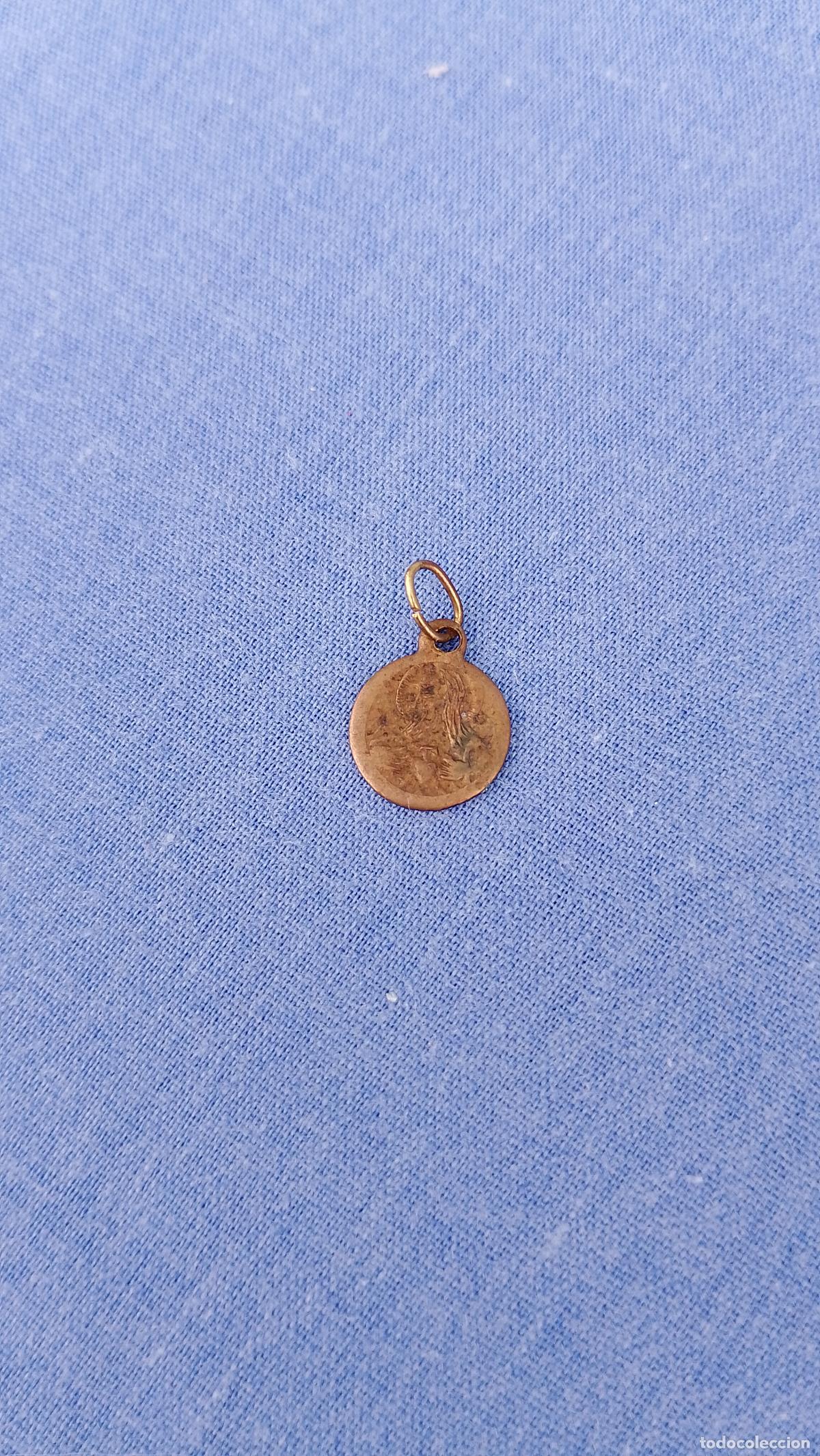 Vestidos mu&ntilde;ecas espa&ntilde;olas: Antigua medalla medallita religiosa en miniatura para mu&ntilde;ecas