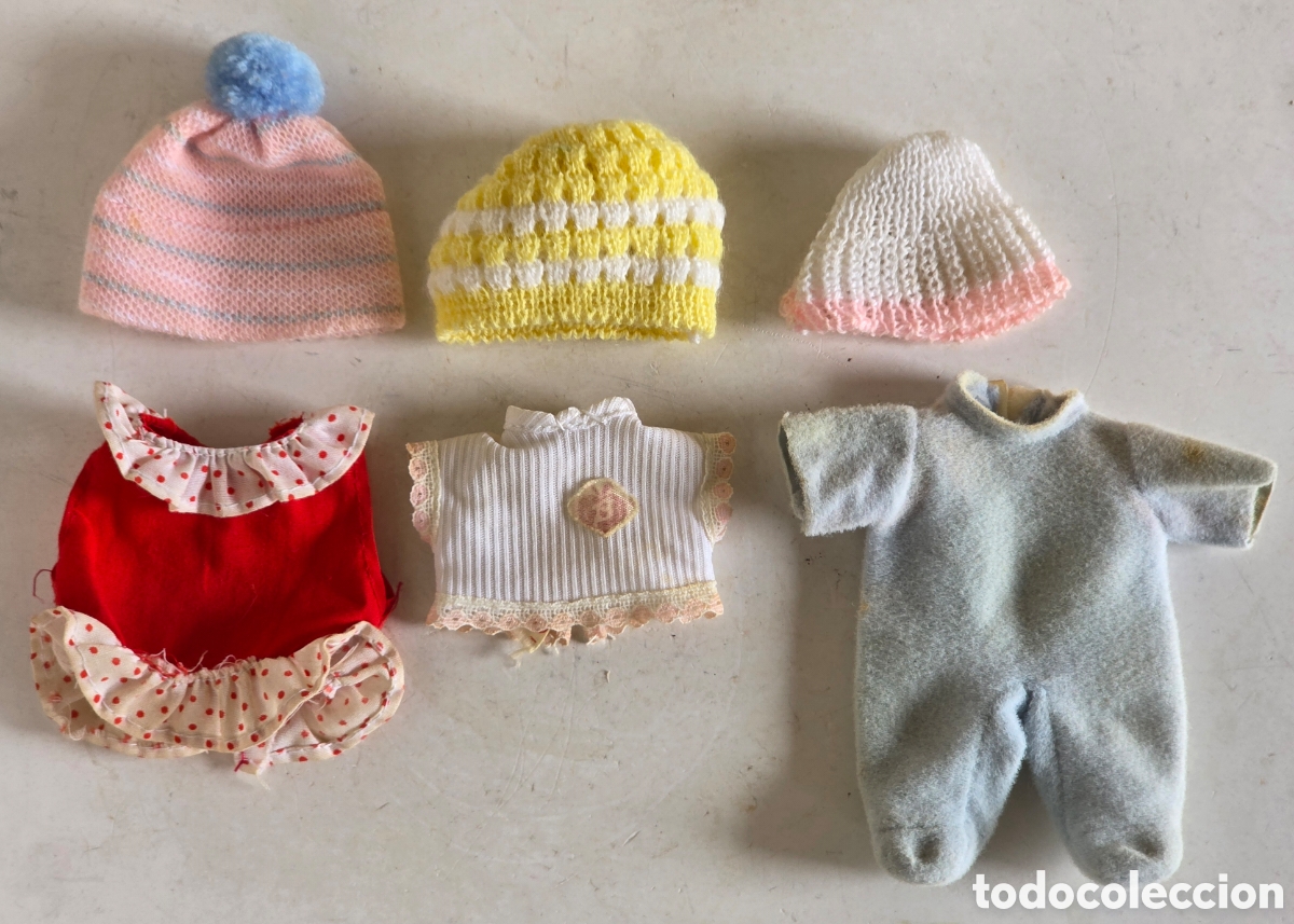Vestiti Bambole Spagnole: 6 Prendas de Ropa para Mu&ntilde;ecas Barriguitas de Famosa - Juguete Retro - Gorros Camisas Mono