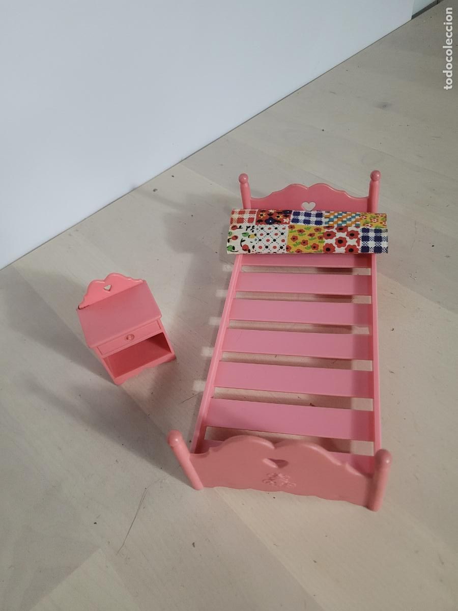 Vestidos mu&ntilde;ecas espa&ntilde;olas: Cama y mesita de mu&ntilde;eca Toyse Laura de las monta&ntilde;as