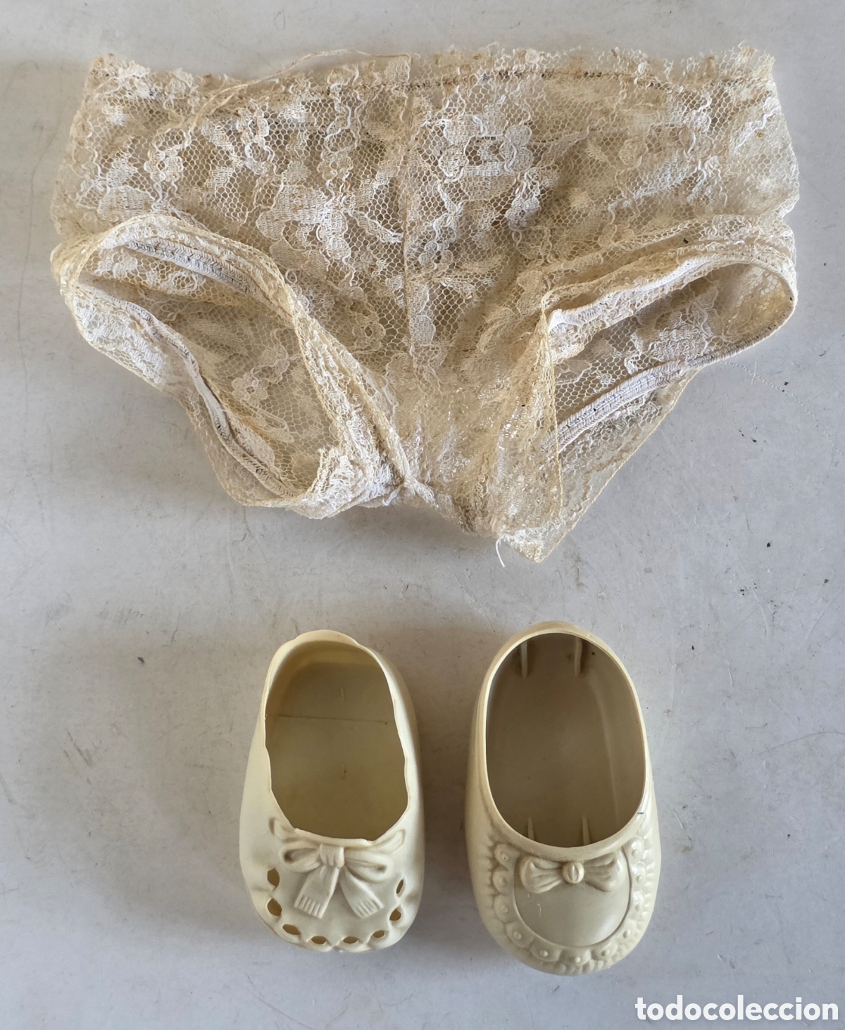 Vestidos mu&ntilde;ecas espa&ntilde;olas: Braguitas y 2 Zapatos desparejados de Mu&ntilde;eca - Juguete Retro