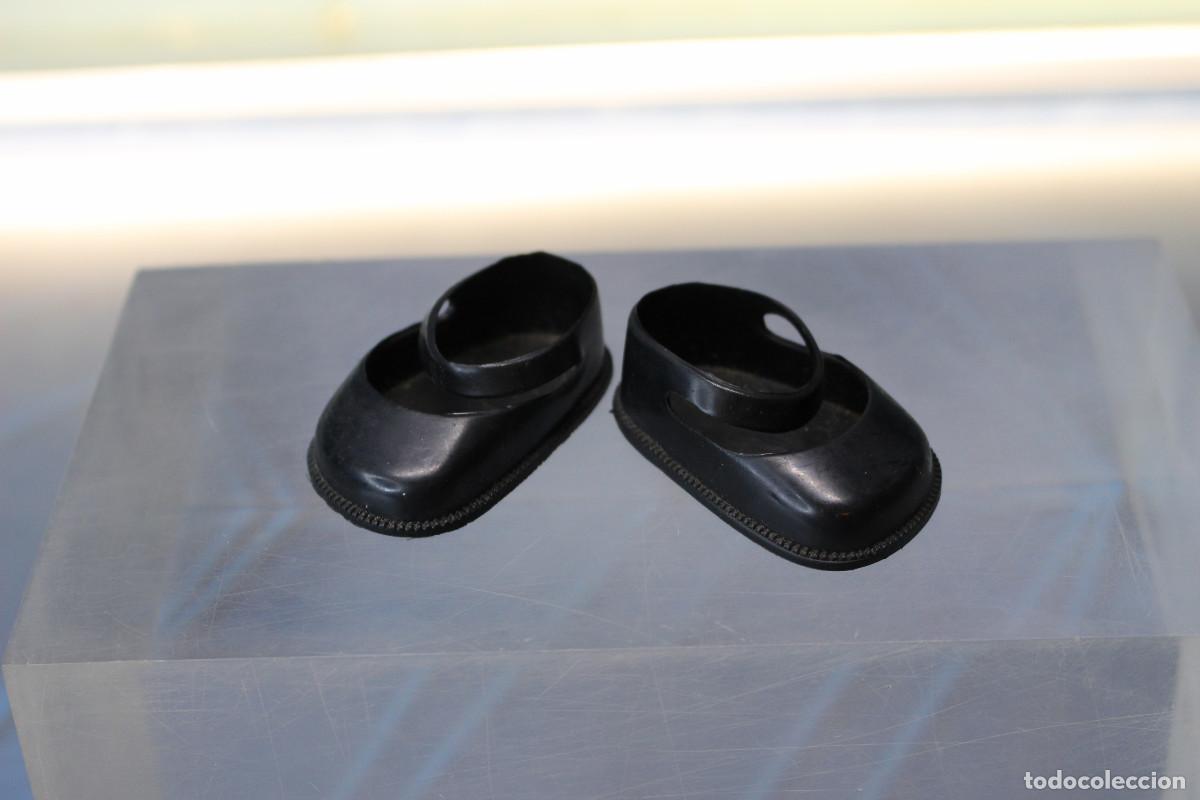 Vestidos mu&ntilde;ecas espa&ntilde;olas: 09. Zapatos negros de Toyse tama&ntilde;o Nancy. Originales, a&ntilde;os 70.
