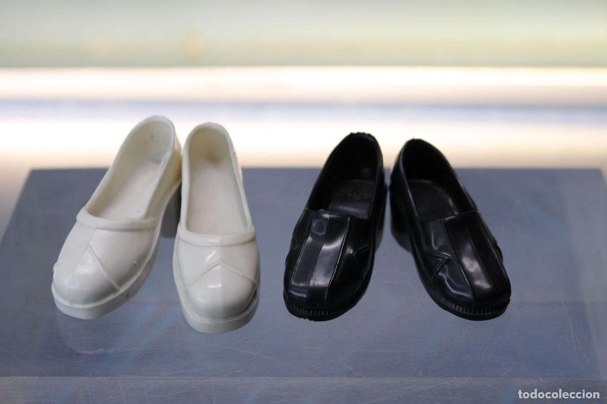 Vestidos mu&ntilde;ecas espa&ntilde;olas: 12. Zapatos blacos y negros de Lissi de Guillem y Vicedo. Originales, a&ntilde;os 70.