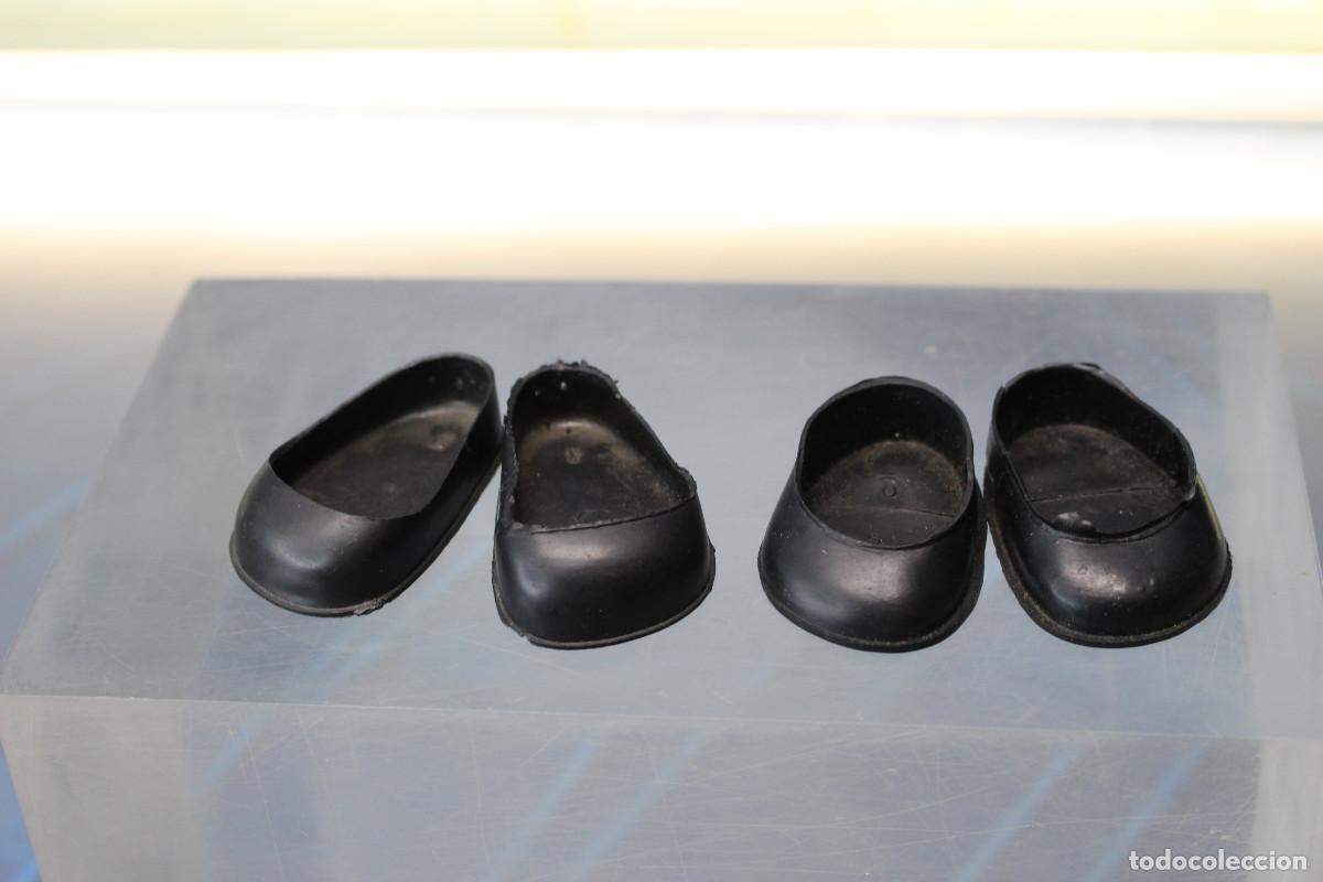Vestidos mu&ntilde;ecas espa&ntilde;olas: 14. Zapatos negros tama&ntilde;o Lesly de Famosa pero sin marcar.