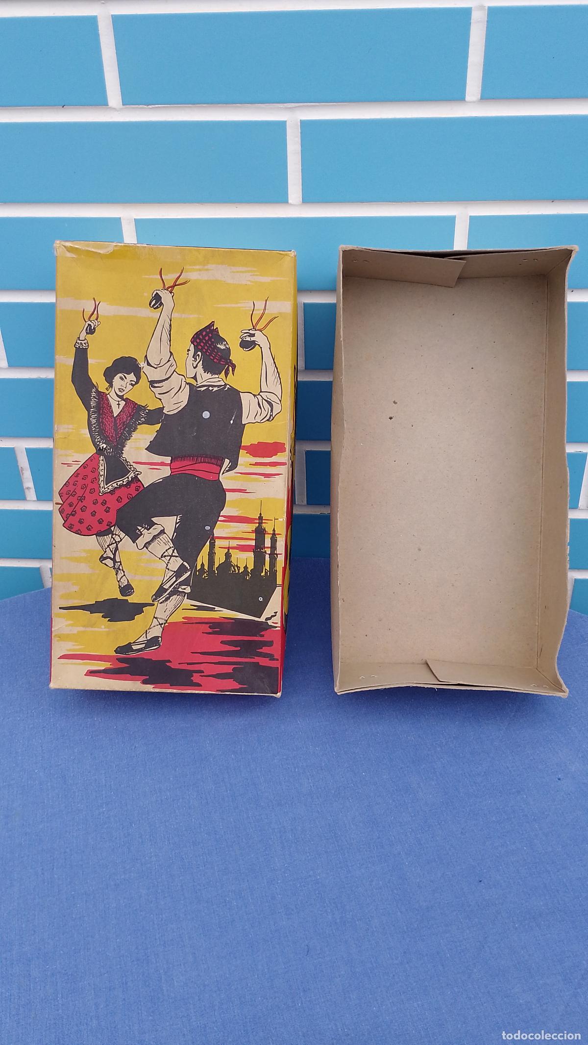 Vestidos mu&ntilde;ecas espa&ntilde;olas: Antigua caja original de mu&ntilde;eca Rapaci&ntilde;a regional, Artesan&iacute;a Virpe